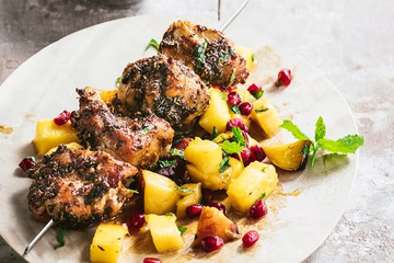 Piri Siri kippenoester brochette en gegrild fruit