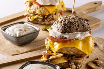 Kippenburger met black peppersaus