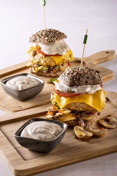 Kippenburger met black peppersaus